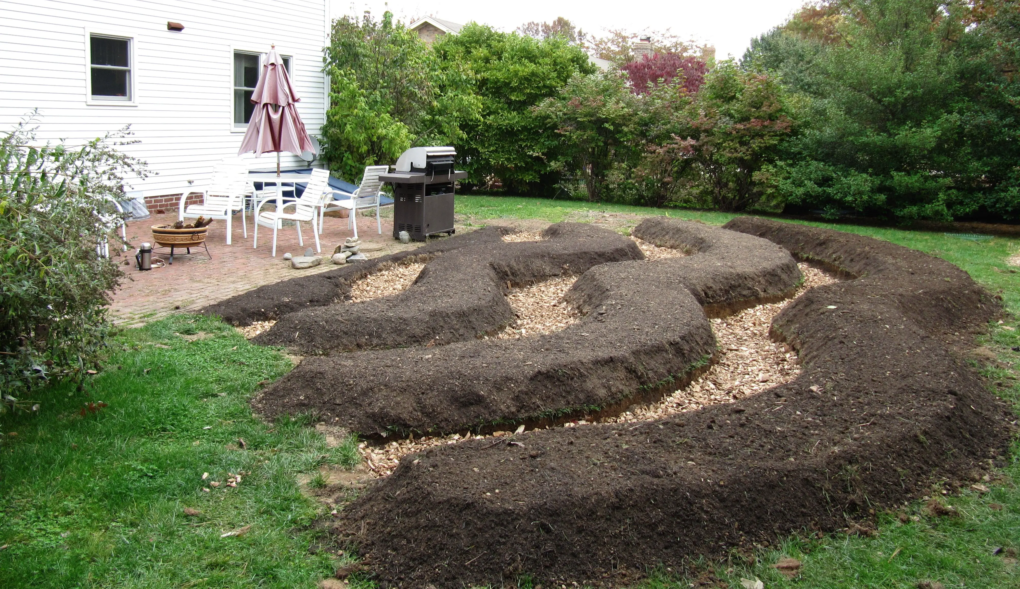Contour beds for edible landscaping
