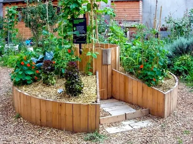 Keyhole raised garden bed
